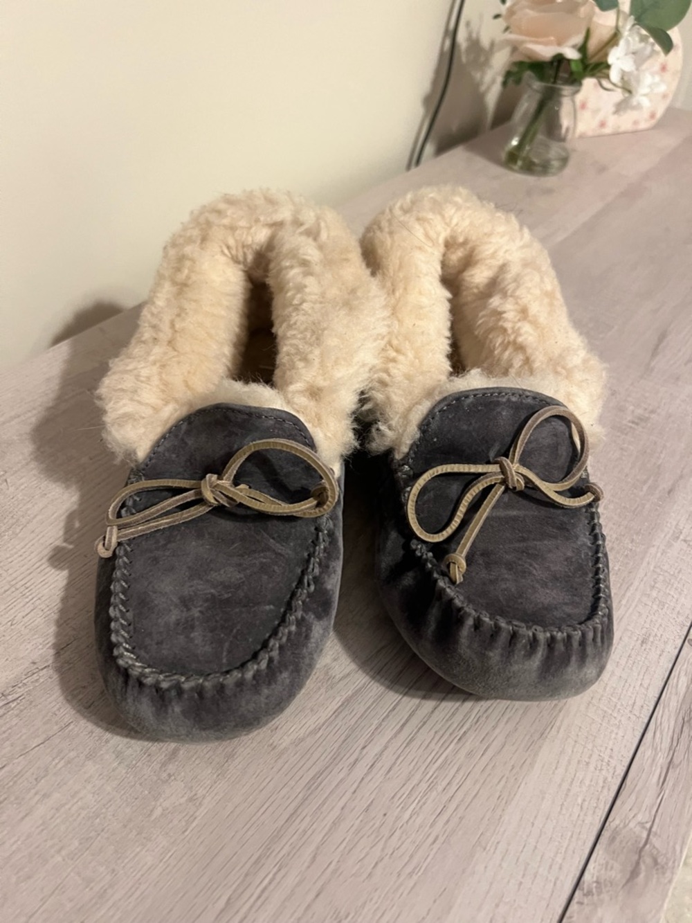 UGG Women’s Dakota Slippers | Gray Suade | Cozy Shearling | Size 7 ✨